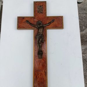 French Burr Walnut Veneer Hanging Crucifix. 16 ins x 8.5 ins. Metal Jesus.