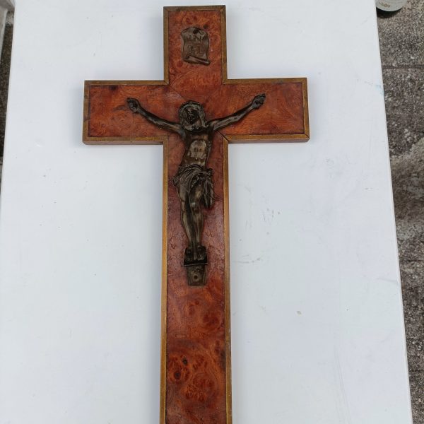 French Burr Walnut Veneer Hanging Crucifix. 16 ins x 8.5 ins. Metal Jesus.